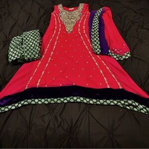 This is an elegant 3 piece formal wear in chest size 36 with 2 inches of margin.